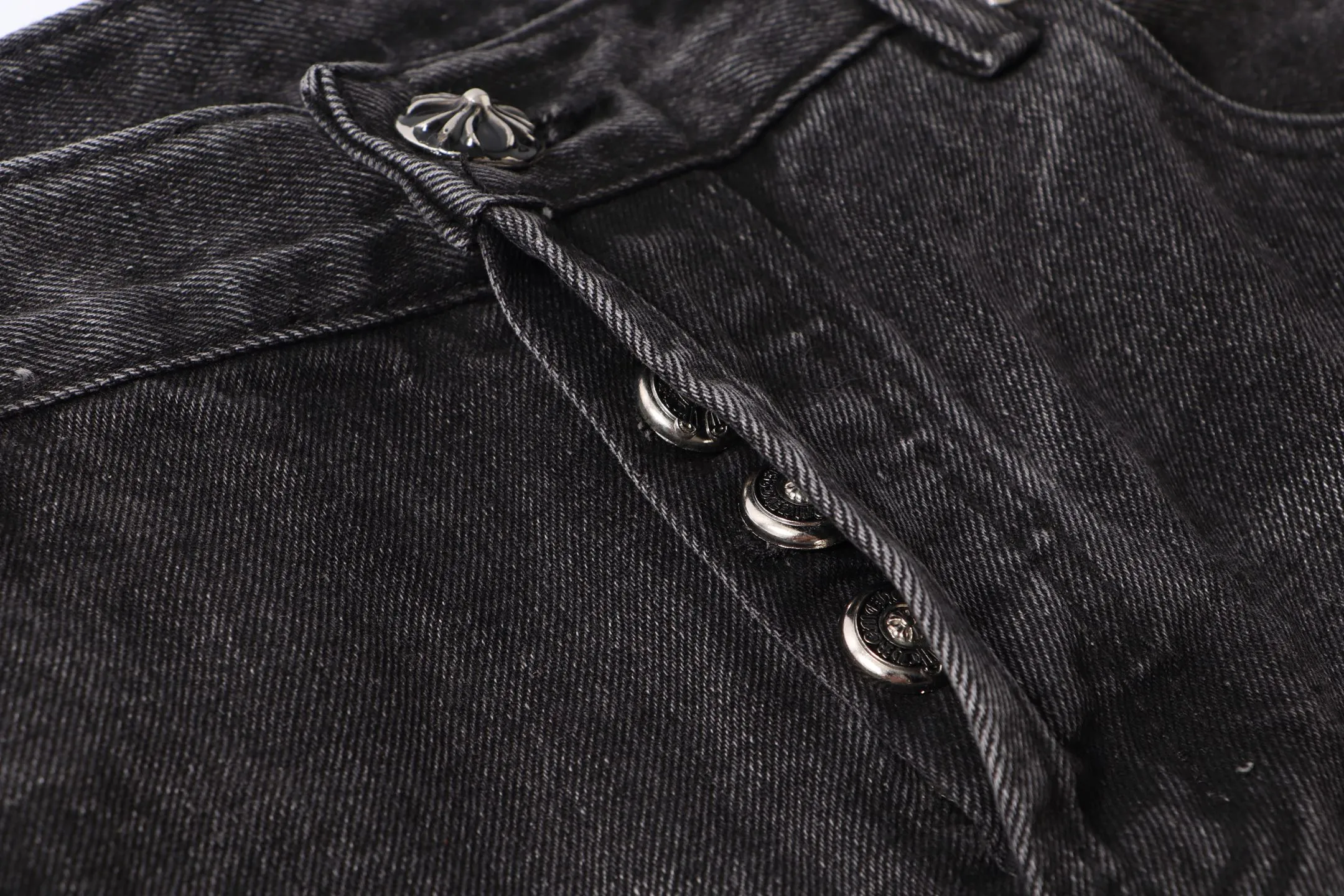 P260 Style No.: H902 Crow Heart & 𝐂𝐡𝐫𝐨𝐦𝐞 𝐇𝐞𝐚𝐫𝐭 ss25 zebra patchwork limited-edition patchwork jeans. Styles with different wash textures are very friendly to people with thin legs. The slightly flared version perfectly modifies the leg shape. The timeless and moderate length makes it easy to match and match. It is the basis for various styles and is a must-have in your wardrobe! The fabric is stiff but also makes the upper body soft without losing texture. The washing process is even more perfect. It is a must-have item for everyone! ! ! Washed wheat, hang tag, pants label, three labels complete Color: black Size: 28-30-32-34-36